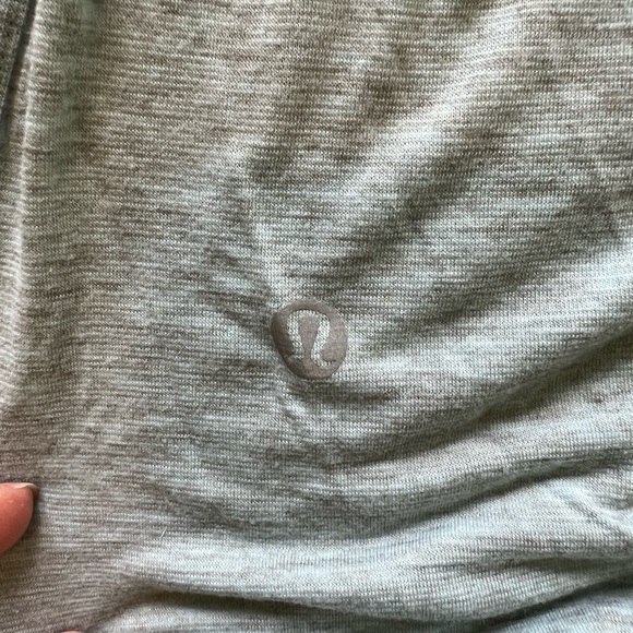 Lululemon Sz 4 long sleeve w open back detail - Picture 3 of 4